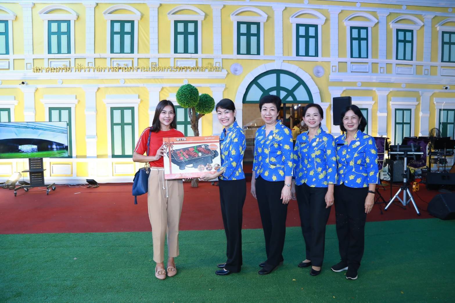 028 เมื่อวันเสาร์ที่ ๑๖ - วันอังคาร ๑๙ พฤศจิกายน ๒๕๖๒ นายกสมาคมภริยาฯ พร้อมด้วยคณะกรรมการฯ เจ้าหน้าที่เวรประจำร้านสมาคมฯ ให้การต้อนรับประชาชนที่มาร่วมกิจกรรมตักไข่ชิงโชค เกมส์ยิงปืนเลเซอร์ เลือกชมและเลือกซื้อผลิตภัณฑ์ภายในร้านของสมาคมฯ ณ สวนลุมพินี กรุงเทพฯ