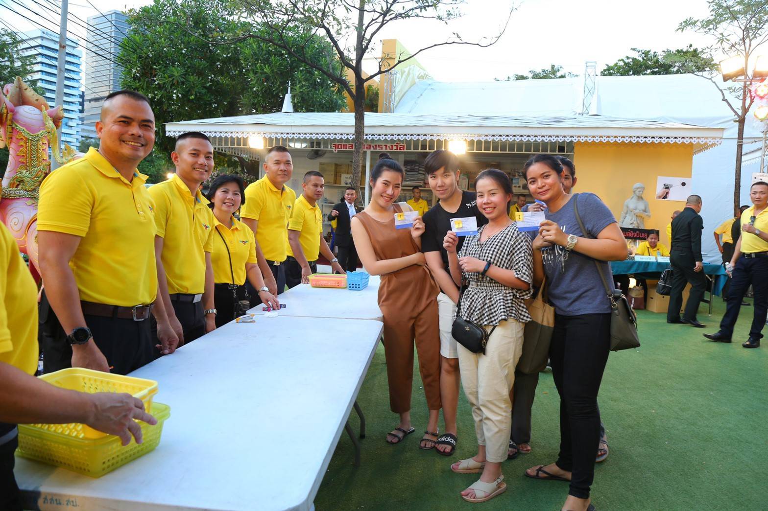 028 เมื่อวันเสาร์ที่ ๑๖ - วันอังคาร ๑๙ พฤศจิกายน ๒๕๖๒ นายกสมาคมภริยาฯ พร้อมด้วยคณะกรรมการฯ เจ้าหน้าที่เวรประจำร้านสมาคมฯ ให้การต้อนรับประชาชนที่มาร่วมกิจกรรมตักไข่ชิงโชค เกมส์ยิงปืนเลเซอร์ เลือกชมและเลือกซื้อผลิตภัณฑ์ภายในร้านของสมาคมฯ ณ สวนลุมพินี กรุงเทพฯ