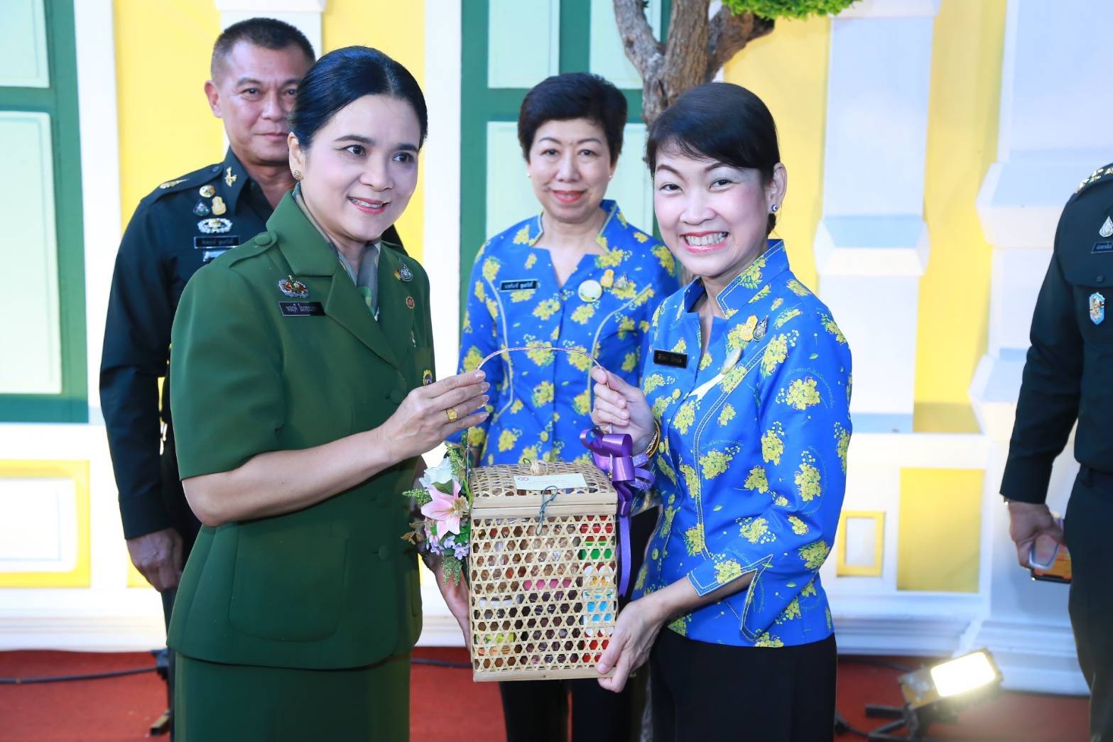 029 เมื่อวันที่ ๑๘ พฤศจิกายน ๒๕๖๒ คุณศิริรัตน์ นิลสมัย อุปนายกสมาคมภริยาฯ เป็นผู้แทนนายกสมาคมฯ พร้อมด้วยคณะกรรมการฯ ให้การต้อนรับคณะผู้บังคับบัญชาและสมาคมแม่บ้านจาก กองบัญชาการทหารสูงสุด เหล่าทัพ และตำรวจ ณ สวนลุมพินี กรุงเทพฯ