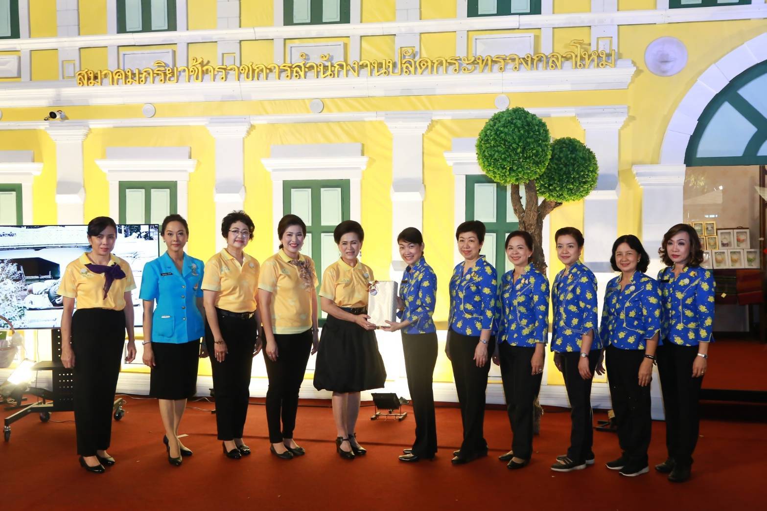 029 เมื่อวันที่ ๑๘ พฤศจิกายน ๒๕๖๒ คุณศิริรัตน์ นิลสมัย อุปนายกสมาคมภริยาฯ เป็นผู้แทนนายกสมาคมฯ พร้อมด้วยคณะกรรมการฯ ให้การต้อนรับคณะผู้บังคับบัญชาและสมาคมแม่บ้านจาก กองบัญชาการทหารสูงสุด เหล่าทัพ และตำรวจ ณ สวนลุมพินี กรุงเทพฯ
