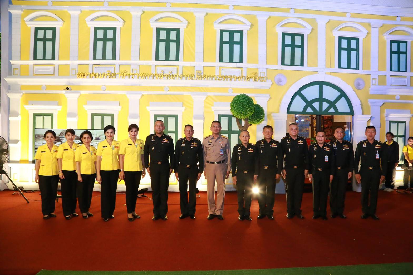 030 เมื่อวันที่ ๑๙ พฤศจิกายน ๒๕๖๒ นายกสมาคมภริยาฯ พร้อมด้วยคณะกรรมการสมาคมฯ ให้การต้อนรับ พลเอก ณัฐ อินทรเจริญ ปลัดกระทรวงกลาโหม ผู้บัญชาการทหารเรือ พร้อมด้วยคณะนายกสมาคมภริยาทหารเรือ และคณะผู้อำนวยการสงเคราะห์ทหารผ่านศึก พร้อมด้วยคณะนายกสมาคมแม่บ้านทหารผ่านศึก ในโอกาสที่เข้าเยี่ยมชมและสนับสนุนกิจกรรมการออกร้านของสมาคมภริยาข้าราชการ สำนักงานปลัดกระทรวงกลาโหม ณ สวนลุมพินี กรุงเทพฯ