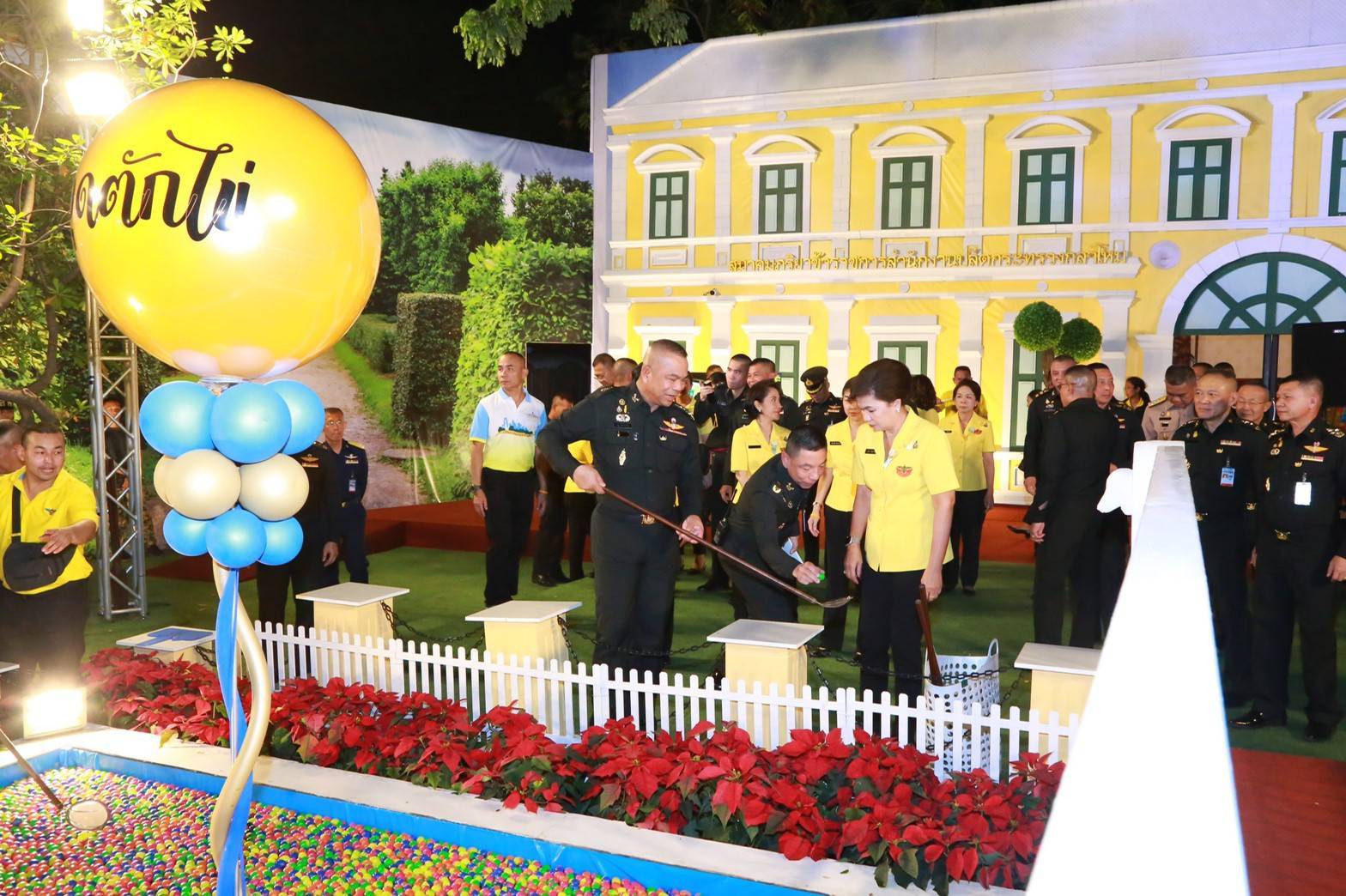 030 เมื่อวันที่ ๑๙ พฤศจิกายน ๒๕๖๒ นายกสมาคมภริยาฯ พร้อมด้วยคณะกรรมการสมาคมฯ ให้การต้อนรับ พลเอก ณัฐ อินทรเจริญ ปลัดกระทรวงกลาโหม ผู้บัญชาการทหารเรือ พร้อมด้วยคณะนายกสมาคมภริยาทหารเรือ และคณะผู้อำนวยการสงเคราะห์ทหารผ่านศึก พร้อมด้วยคณะนายกสมาคมแม่บ้านทหารผ่านศึก ในโอกาสที่เข้าเยี่ยมชมและสนับสนุนกิจกรรมการออกร้านของสมาคมภริยาข้าราชการ สำนักงานปลัดกระทรวงกลาโหม ณ สวนลุมพินี กรุงเทพฯ