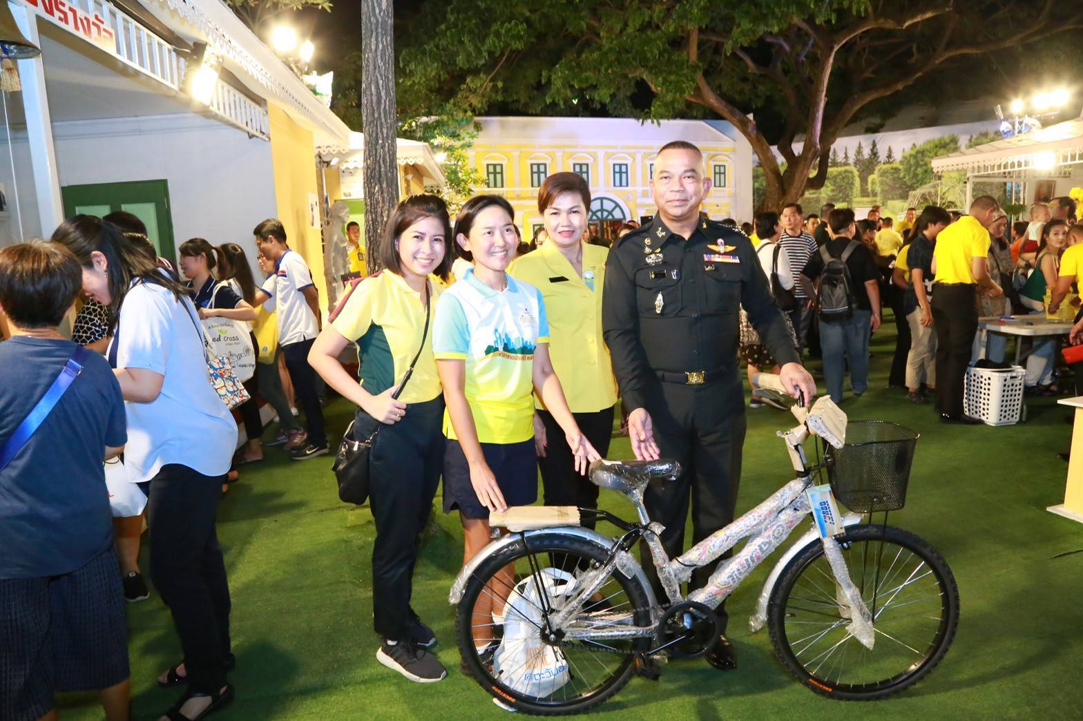 030 เมื่อวันที่ ๑๙ พฤศจิกายน ๒๕๖๒ นายกสมาคมภริยาฯ พร้อมด้วยคณะกรรมการสมาคมฯ ให้การต้อนรับ พลเอก ณัฐ อินทรเจริญ ปลัดกระทรวงกลาโหม ผู้บัญชาการทหารเรือ พร้อมด้วยคณะนายกสมาคมภริยาทหารเรือ และคณะผู้อำนวยการสงเคราะห์ทหารผ่านศึก พร้อมด้วยคณะนายกสมาคมแม่บ้านทหารผ่านศึก ในโอกาสที่เข้าเยี่ยมชมและสนับสนุนกิจกรรมการออกร้านของสมาคมภริยาข้าราชการ สำนักงานปลัดกระทรวงกลาโหม ณ สวนลุมพินี กรุงเทพฯ