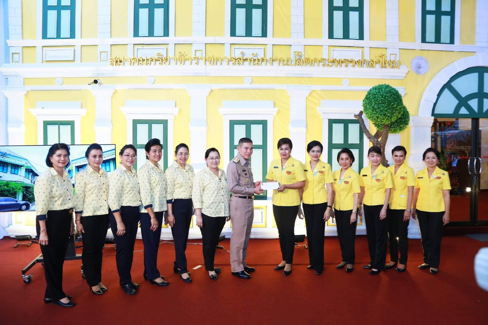 030 เมื่อวันที่ ๑๙ พฤศจิกายน ๒๕๖๒ นายกสมาคมภริยาฯ พร้อมด้วยคณะกรรมการสมาคมฯ ให้การต้อนรับ พลเอก ณัฐ อินทรเจริญ ปลัดกระทรวงกลาโหม ผู้บัญชาการทหารเรือ พร้อมด้วยคณะนายกสมาคมภริยาทหารเรือ และคณะผู้อำนวยการสงเคราะห์ทหารผ่านศึก พร้อมด้วยคณะนายกสมาคมแม่บ้านทหารผ่านศึก ในโอกาสที่เข้าเยี่ยมชมและสนับสนุนกิจกรรมการออกร้านของสมาคมภริยาข้าราชการ สำนักงานปลัดกระทรวงกลาโหม ณ สวนลุมพินี กรุงเทพฯ