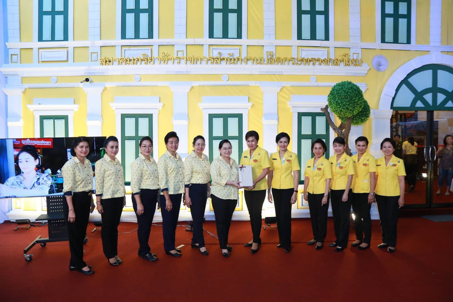 030 เมื่อวันที่ ๑๙ พฤศจิกายน ๒๕๖๒ นายกสมาคมภริยาฯ พร้อมด้วยคณะกรรมการสมาคมฯ ให้การต้อนรับ พลเอก ณัฐ อินทรเจริญ ปลัดกระทรวงกลาโหม ผู้บัญชาการทหารเรือ พร้อมด้วยคณะนายกสมาคมภริยาทหารเรือ และคณะผู้อำนวยการสงเคราะห์ทหารผ่านศึก พร้อมด้วยคณะนายกสมาคมแม่บ้านทหารผ่านศึก ในโอกาสที่เข้าเยี่ยมชมและสนับสนุนกิจกรรมการออกร้านของสมาคมภริยาข้าราชการ สำนักงานปลัดกระทรวงกลาโหม ณ สวนลุมพินี กรุงเทพฯ