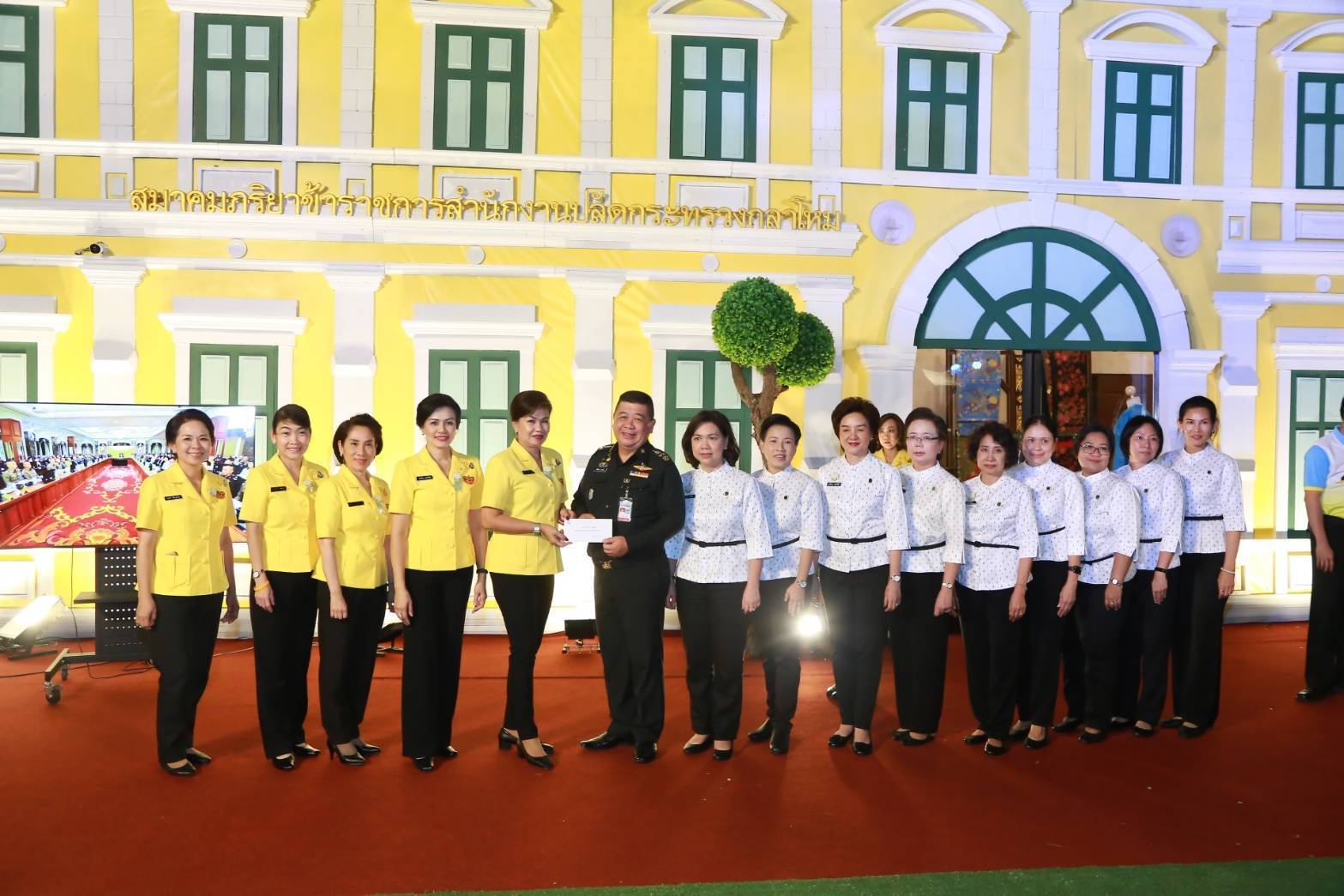 030 เมื่อวันที่ ๑๙ พฤศจิกายน ๒๕๖๒ นายกสมาคมภริยาฯ พร้อมด้วยคณะกรรมการสมาคมฯ ให้การต้อนรับ พลเอก ณัฐ อินทรเจริญ ปลัดกระทรวงกลาโหม ผู้บัญชาการทหารเรือ พร้อมด้วยคณะนายกสมาคมภริยาทหารเรือ และคณะผู้อำนวยการสงเคราะห์ทหารผ่านศึก พร้อมด้วยคณะนายกสมาคมแม่บ้านทหารผ่านศึก ในโอกาสที่เข้าเยี่ยมชมและสนับสนุนกิจกรรมการออกร้านของสมาคมภริยาข้าราชการ สำนักงานปลัดกระทรวงกลาโหม ณ สวนลุมพินี กรุงเทพฯ