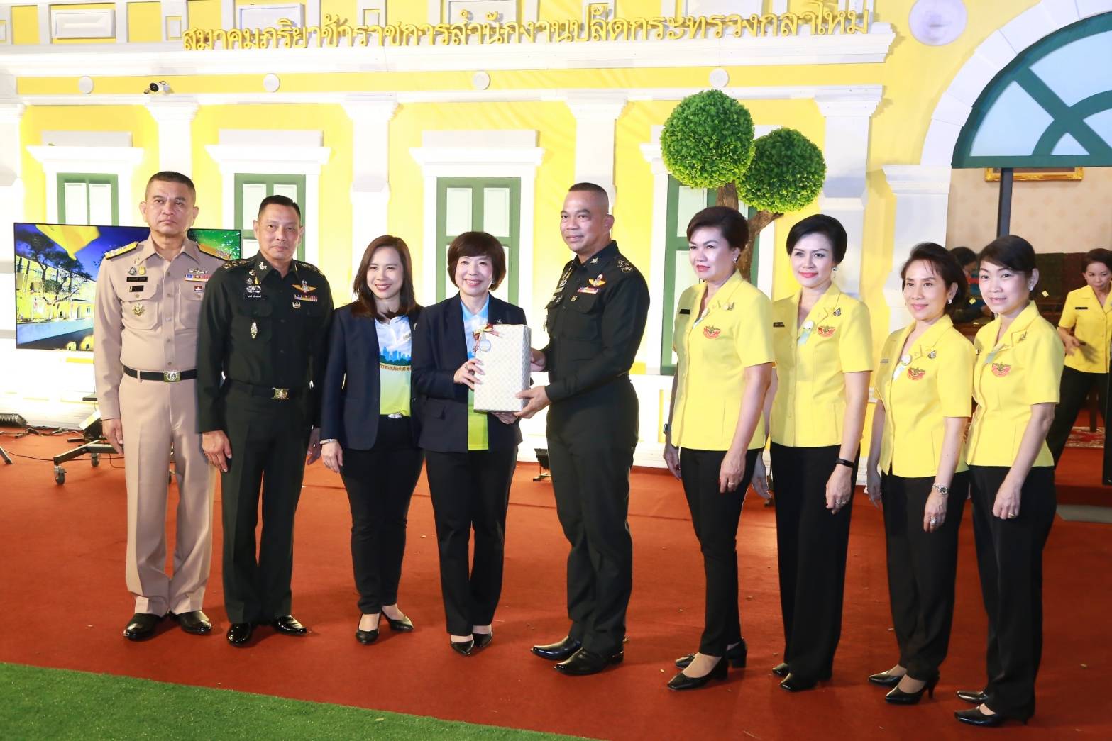 032 เมื่อวันที่ ๑๙ พฤศจิกายน ๒๕๖๒ พลเอก ณัฐ อินทรเจริญ ปลัดกระทรวงกลาโหม และคุณรมิดา อินทรเจริญ นายกสมาคมภริยาฯ ให้การต้อนรับผู้แทนจากสภากาชาดไทย ในโอกาสมาเยี่ยมร้านและแสดงความยินดีที่ร้านของสำนักงานปลัดกระทรวงกลาโหม