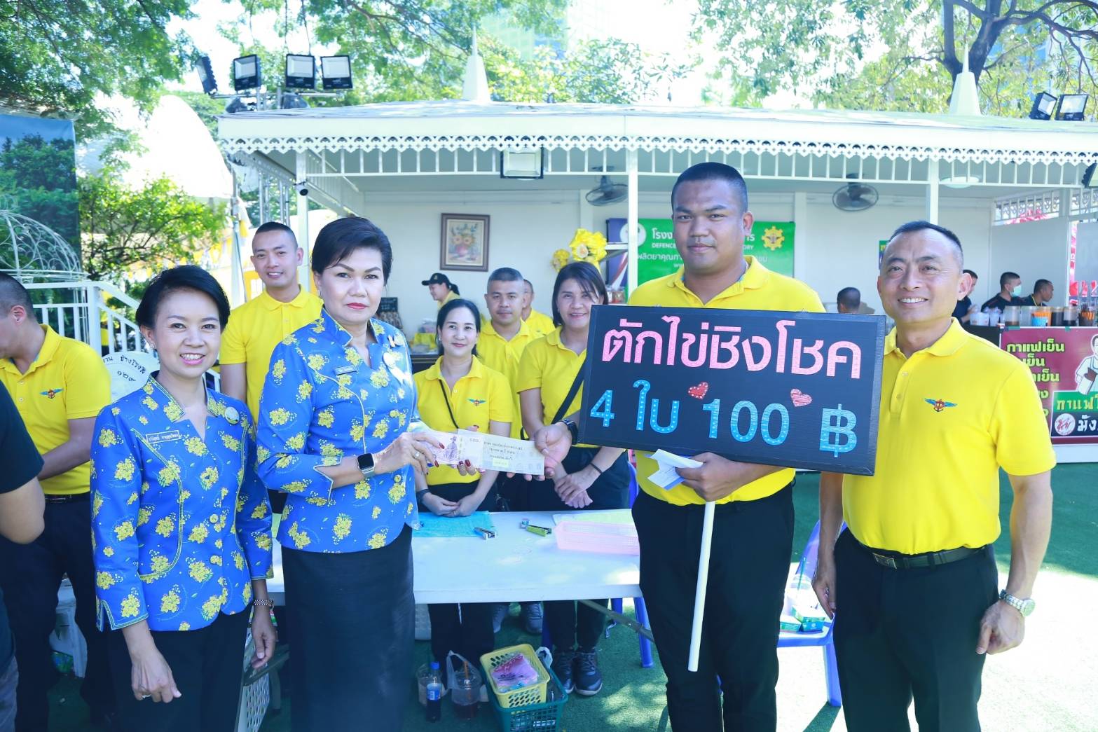 034 เมื่อวันที่ ๒๐-๒๔ พฤศจิกายน ๒๕๖๒ ที่ผ่านมา คุณรมิดา อินทรเจริญ นายกสมาคมภริยาข้าราชการสำนักงานปลัดกระทรวงกลาโหม และอุปนายกสมาคมฯ ร่วมงานกาชาด เพื่อเป็นขวัญและกำลังใจแก่คณะกรรมการสมาคมฯ ณ สวนลุมพินี กรุงเทพฯ