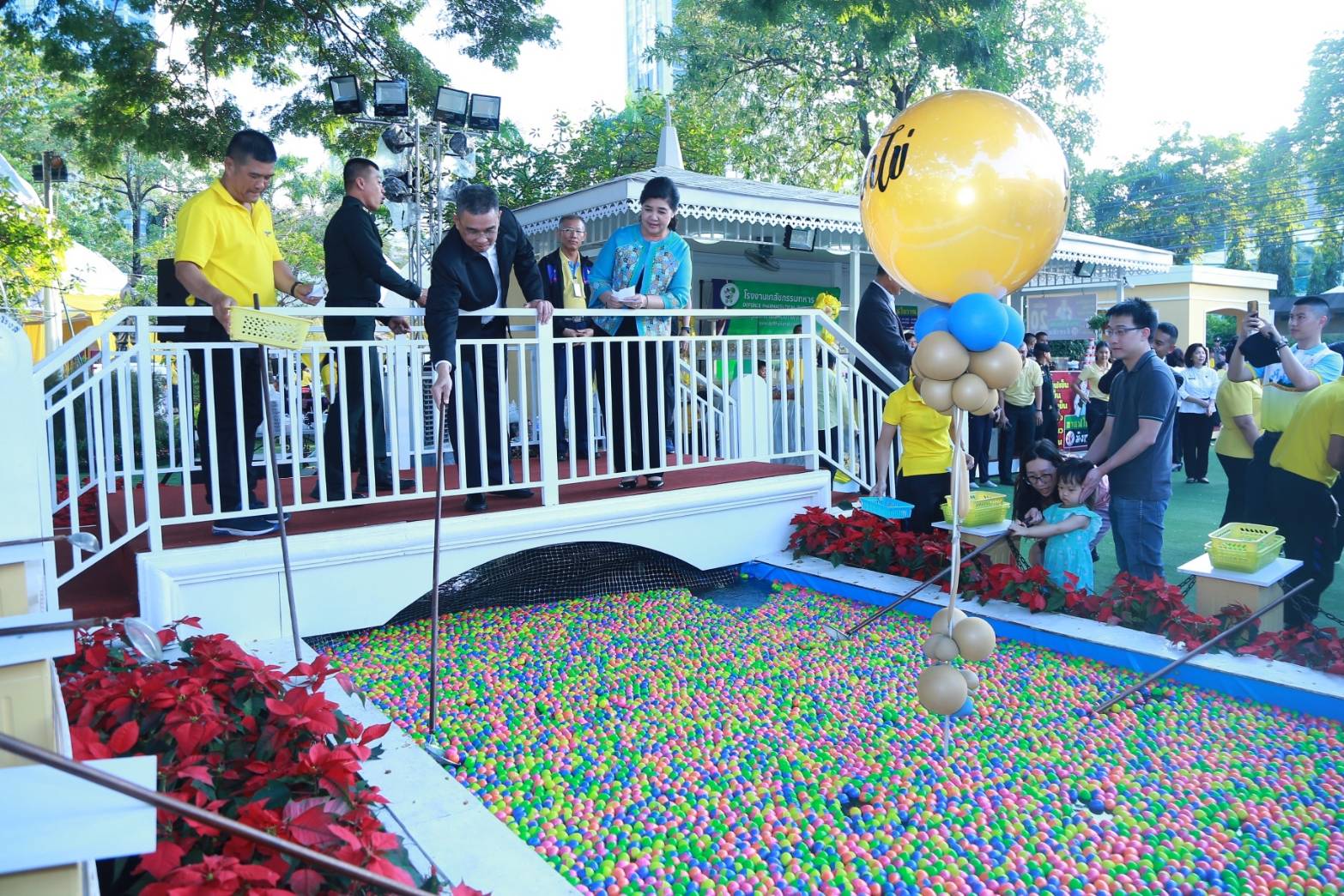 034 เมื่อวันที่ ๒๐-๒๔ พฤศจิกายน ๒๕๖๒ ที่ผ่านมา คุณรมิดา อินทรเจริญ นายกสมาคมภริยาข้าราชการสำนักงานปลัดกระทรวงกลาโหม และอุปนายกสมาคมฯ ร่วมงานกาชาด เพื่อเป็นขวัญและกำลังใจแก่คณะกรรมการสมาคมฯ ณ สวนลุมพินี กรุงเทพฯ