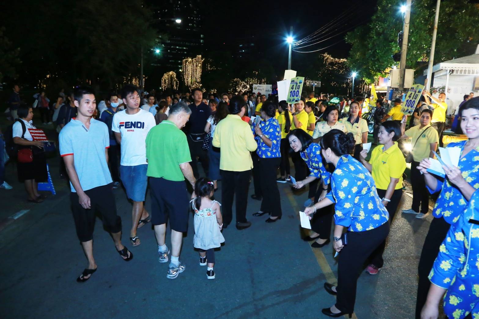 034 เมื่อวันที่ ๒๐-๒๔ พฤศจิกายน ๒๕๖๒ ที่ผ่านมา คุณรมิดา อินทรเจริญ นายกสมาคมภริยาข้าราชการสำนักงานปลัดกระทรวงกลาโหม และอุปนายกสมาคมฯ ร่วมงานกาชาด เพื่อเป็นขวัญและกำลังใจแก่คณะกรรมการสมาคมฯ ณ สวนลุมพินี กรุงเทพฯ