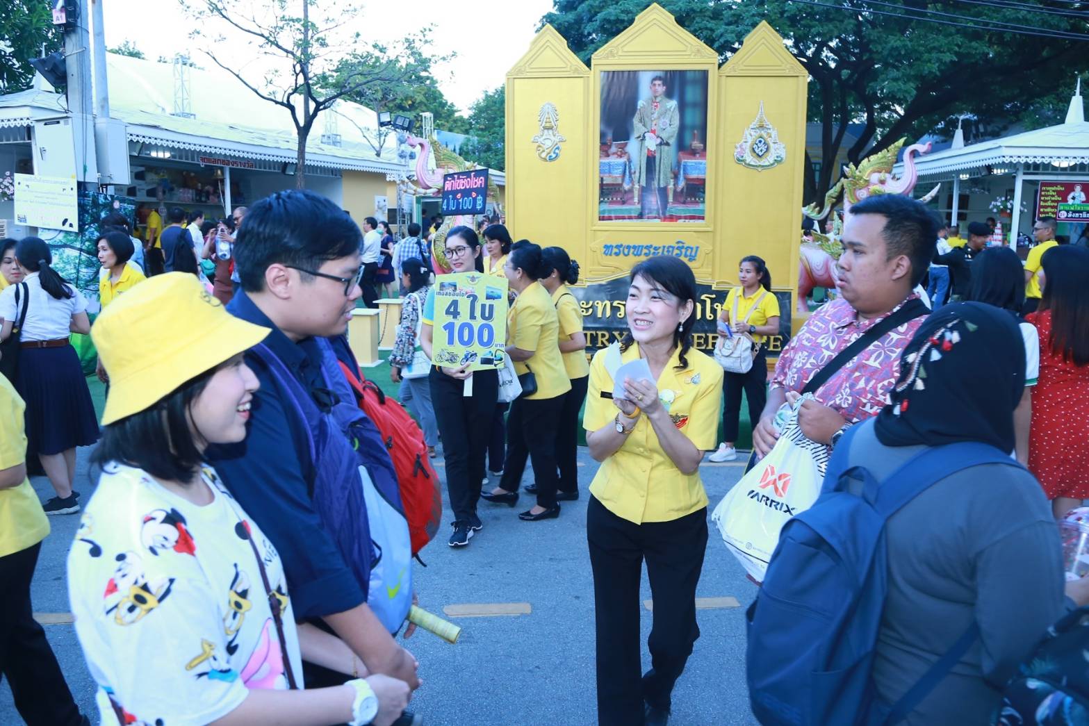 034 เมื่อวันที่ ๒๐-๒๔ พฤศจิกายน ๒๕๖๒ ที่ผ่านมา คุณรมิดา อินทรเจริญ นายกสมาคมภริยาข้าราชการสำนักงานปลัดกระทรวงกลาโหม และอุปนายกสมาคมฯ ร่วมงานกาชาด เพื่อเป็นขวัญและกำลังใจแก่คณะกรรมการสมาคมฯ ณ สวนลุมพินี กรุงเทพฯ