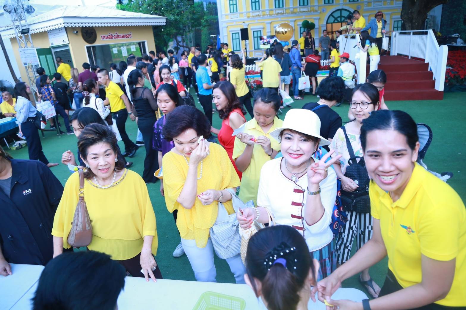 034 เมื่อวันที่ ๒๐-๒๔ พฤศจิกายน ๒๕๖๒ ที่ผ่านมา คุณรมิดา อินทรเจริญ นายกสมาคมภริยาข้าราชการสำนักงานปลัดกระทรวงกลาโหม และอุปนายกสมาคมฯ ร่วมงานกาชาด เพื่อเป็นขวัญและกำลังใจแก่คณะกรรมการสมาคมฯ ณ สวนลุมพินี กรุงเทพฯ