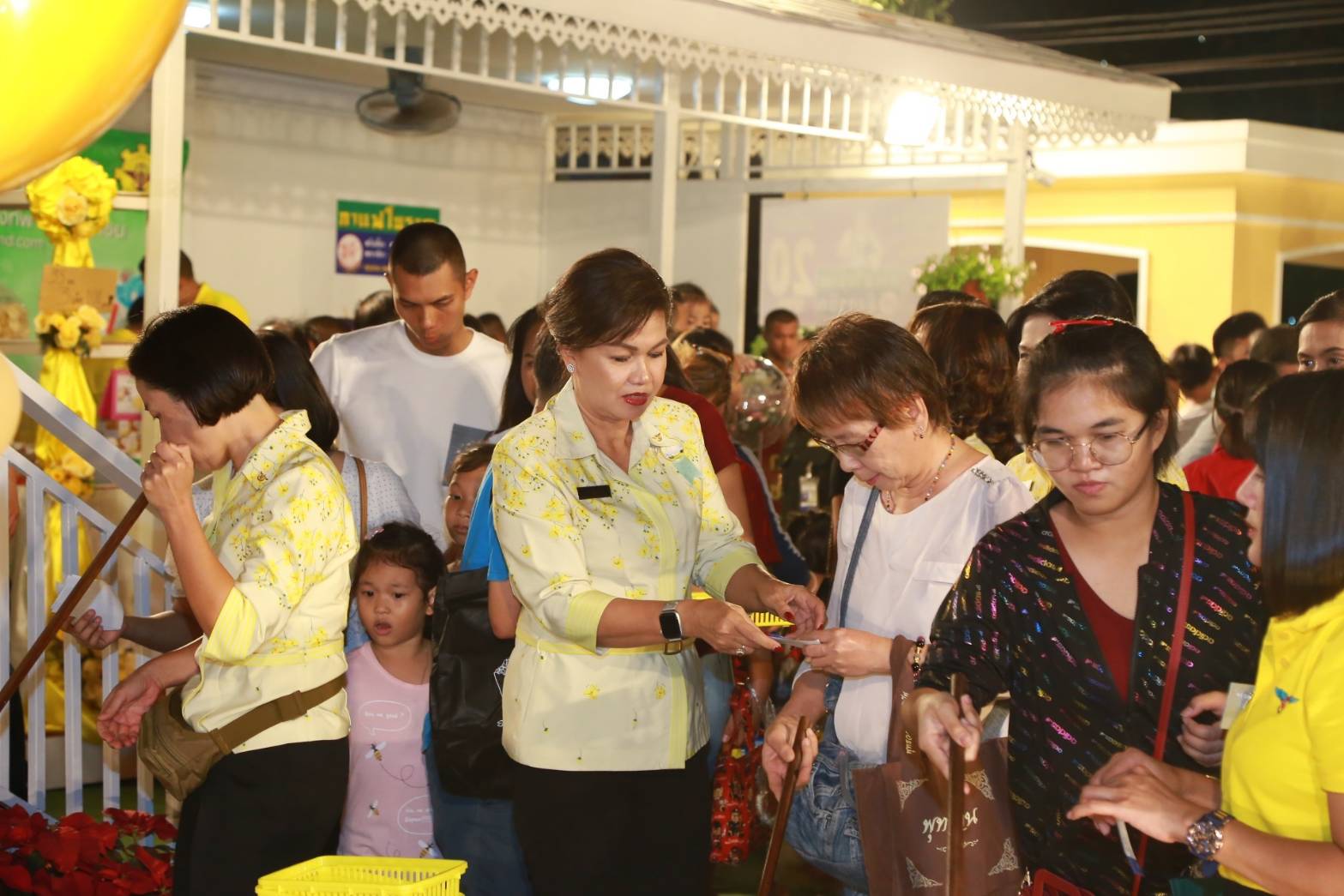 034 เมื่อวันที่ ๒๐-๒๔ พฤศจิกายน ๒๕๖๒ ที่ผ่านมา คุณรมิดา อินทรเจริญ นายกสมาคมภริยาข้าราชการสำนักงานปลัดกระทรวงกลาโหม และอุปนายกสมาคมฯ ร่วมงานกาชาด เพื่อเป็นขวัญและกำลังใจแก่คณะกรรมการสมาคมฯ ณ สวนลุมพินี กรุงเทพฯ