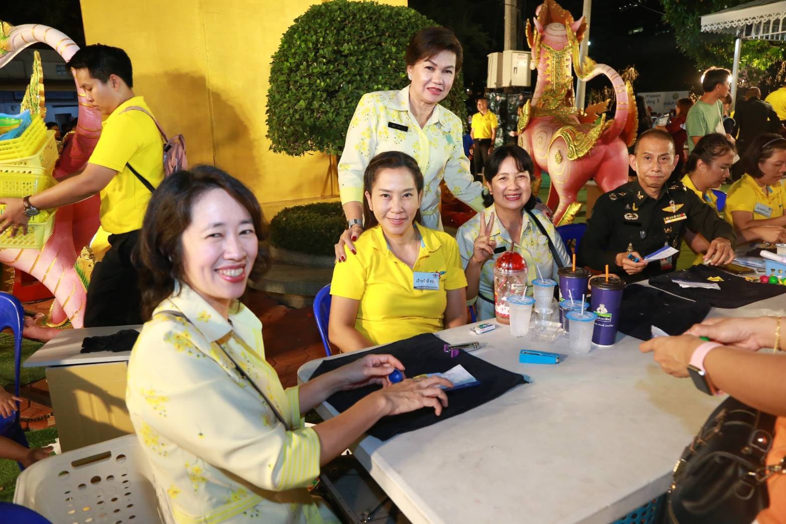 034 เมื่อวันที่ ๒๐-๒๔ พฤศจิกายน ๒๕๖๒ ที่ผ่านมา คุณรมิดา อินทรเจริญ นายกสมาคมภริยาข้าราชการสำนักงานปลัดกระทรวงกลาโหม และอุปนายกสมาคมฯ ร่วมงานกาชาด เพื่อเป็นขวัญและกำลังใจแก่คณะกรรมการสมาคมฯ ณ สวนลุมพินี กรุงเทพฯ