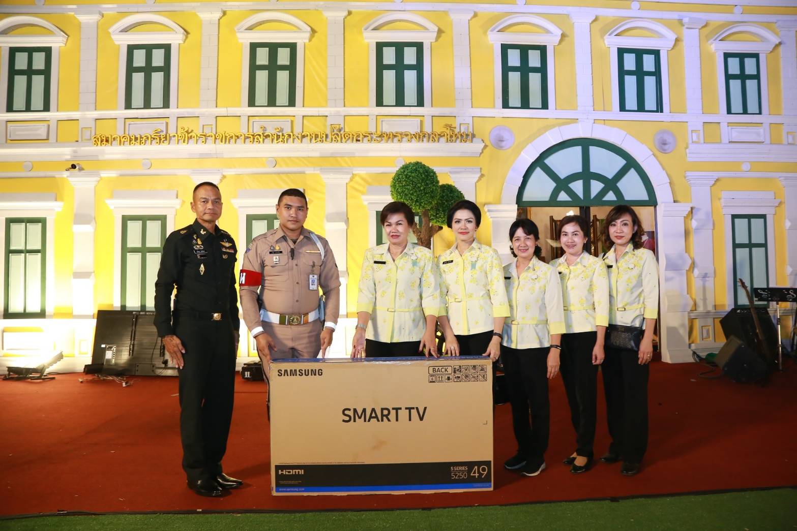 034 เมื่อวันที่ ๒๐-๒๔ พฤศจิกายน ๒๕๖๒ ที่ผ่านมา คุณรมิดา อินทรเจริญ นายกสมาคมภริยาข้าราชการสำนักงานปลัดกระทรวงกลาโหม และอุปนายกสมาคมฯ ร่วมงานกาชาด เพื่อเป็นขวัญและกำลังใจแก่คณะกรรมการสมาคมฯ ณ สวนลุมพินี กรุงเทพฯ