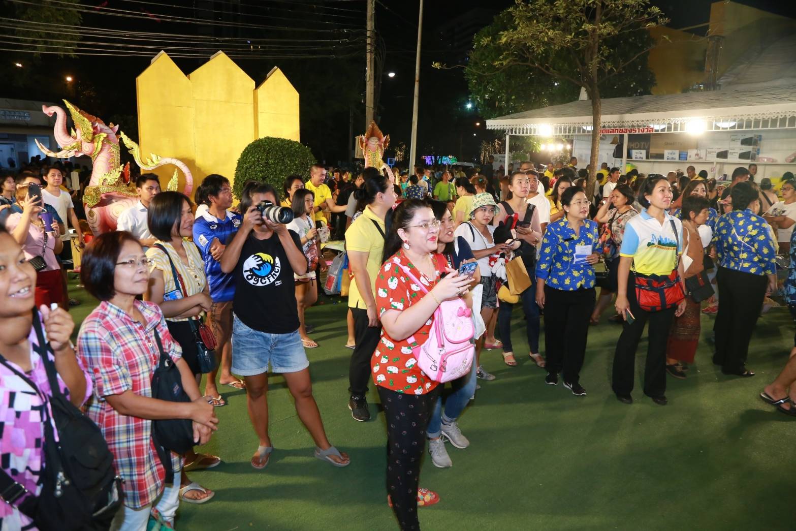 034 เมื่อวันที่ ๒๐-๒๔ พฤศจิกายน ๒๕๖๒ ที่ผ่านมา คุณรมิดา อินทรเจริญ นายกสมาคมภริยาข้าราชการสำนักงานปลัดกระทรวงกลาโหม และอุปนายกสมาคมฯ ร่วมงานกาชาด เพื่อเป็นขวัญและกำลังใจแก่คณะกรรมการสมาคมฯ ณ สวนลุมพินี กรุงเทพฯ