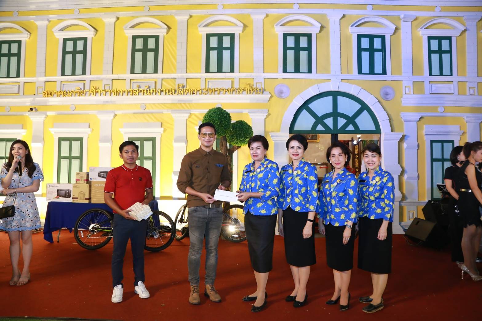 034 เมื่อวันที่ ๒๐-๒๔ พฤศจิกายน ๒๕๖๒ ที่ผ่านมา คุณรมิดา อินทรเจริญ นายกสมาคมภริยาข้าราชการสำนักงานปลัดกระทรวงกลาโหม และอุปนายกสมาคมฯ ร่วมงานกาชาด เพื่อเป็นขวัญและกำลังใจแก่คณะกรรมการสมาคมฯ ณ สวนลุมพินี กรุงเทพฯ