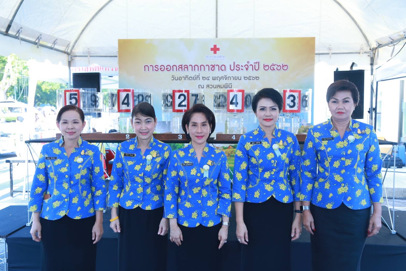 035 เมื่อวันที่ ๒๔ พฤศจิกายน ๒๕๖๒ นายกสมาคมภริยาฯ พร้อมด้วยคณะกรรมการฯ ร่วมเป็นสักขีพยานในก...