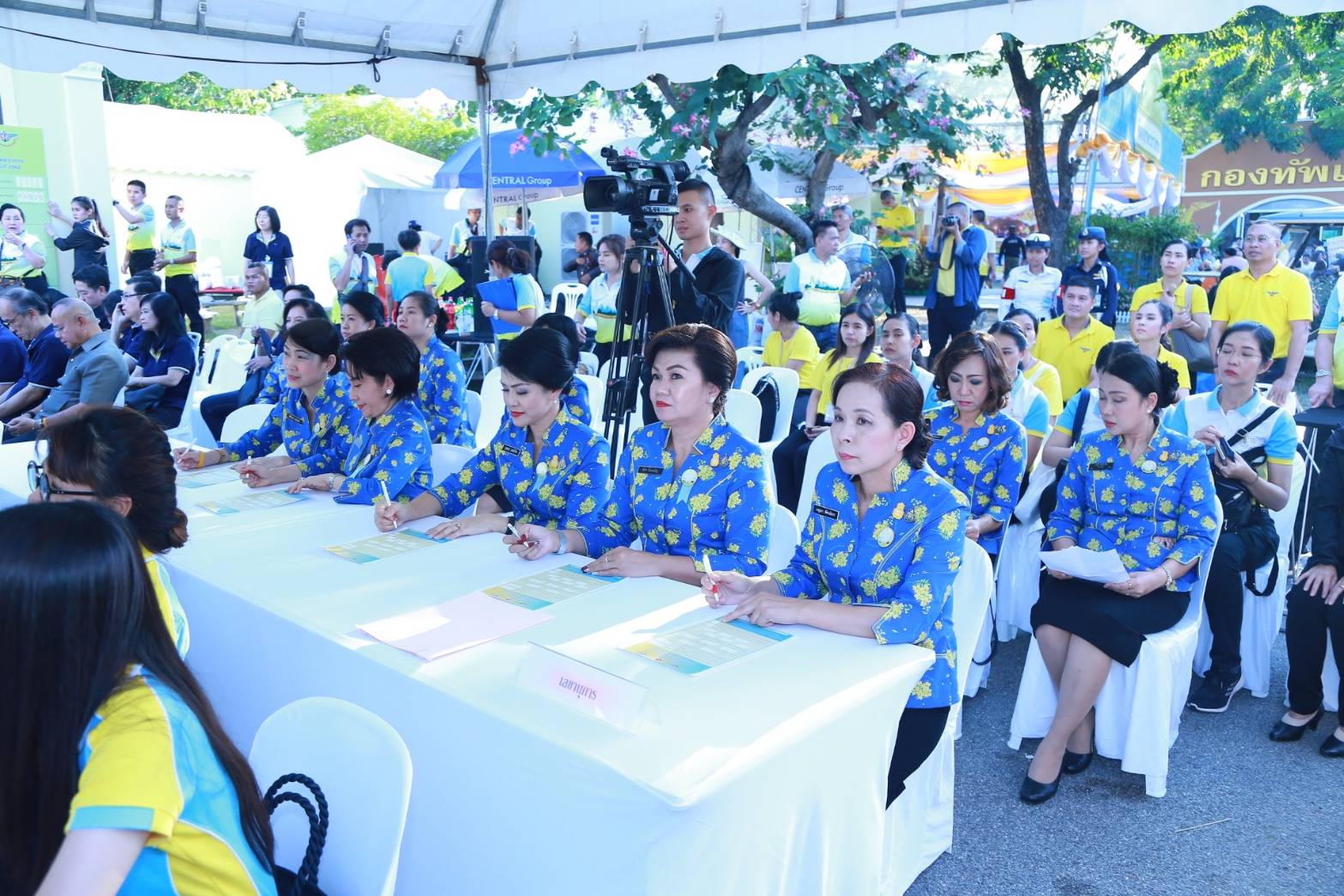 035 เมื่อวันที่ ๒๔ พฤศจิกายน ๒๕๖๒ นายกสมาคมภริยาฯ พร้อมด้วยคณะกรรมการฯ ร่วมเป็นสักขีพยานในการหมุนวงล้อออกสลากกาชาด ประจำปี ๒๕๖๒ ของสมาคมฯ ณ เวทีกลาง สวนลุมพินี กรุงเทพฯ