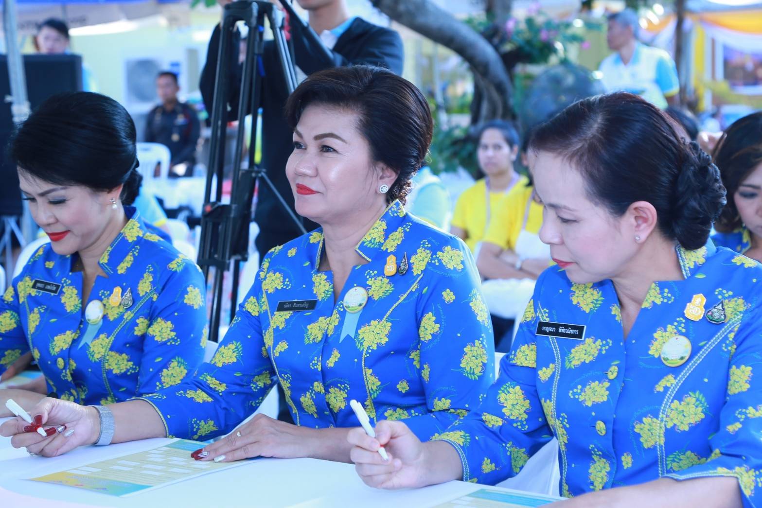 035 เมื่อวันที่ ๒๔ พฤศจิกายน ๒๕๖๒ นายกสมาคมภริยาฯ พร้อมด้วยคณะกรรมการฯ ร่วมเป็นสักขีพยานในการหมุนวงล้อออกสลากกาชาด ประจำปี ๒๕๖๒ ของสมาคมฯ ณ เวทีกลาง สวนลุมพินี กรุงเทพฯ