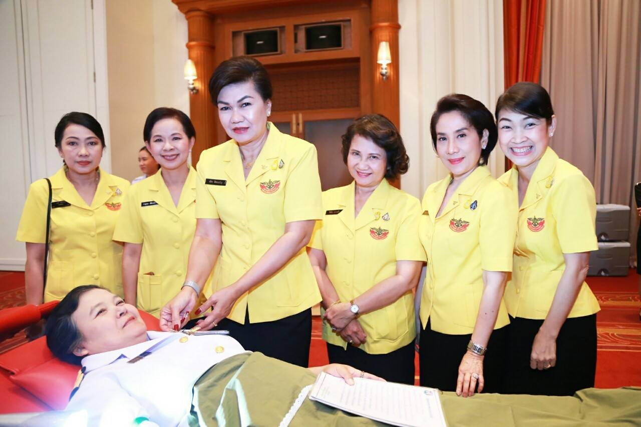 037 เมื่อวันที่ ๒๘ พฤศจิกายน ๒๕๖๒ นายกสมาคมภริยาฯ พร้อมด้วยคณะกรรมการฯ ร่วมกิจกรรมบริจาคโลหิตถวายเป็นพระราชกุศล เนื่องในวันคล้ายวันเฉลิมพระชนมพรรษา ของพระบาทสมเด็จพระบรมชนกาธิเบศร มหาภูมิพลอดุลยเดชมหาราช บรมนาถบพิตร ณ ห้องพินิตประชานาถ ในศาลาว่าการกลาโหม