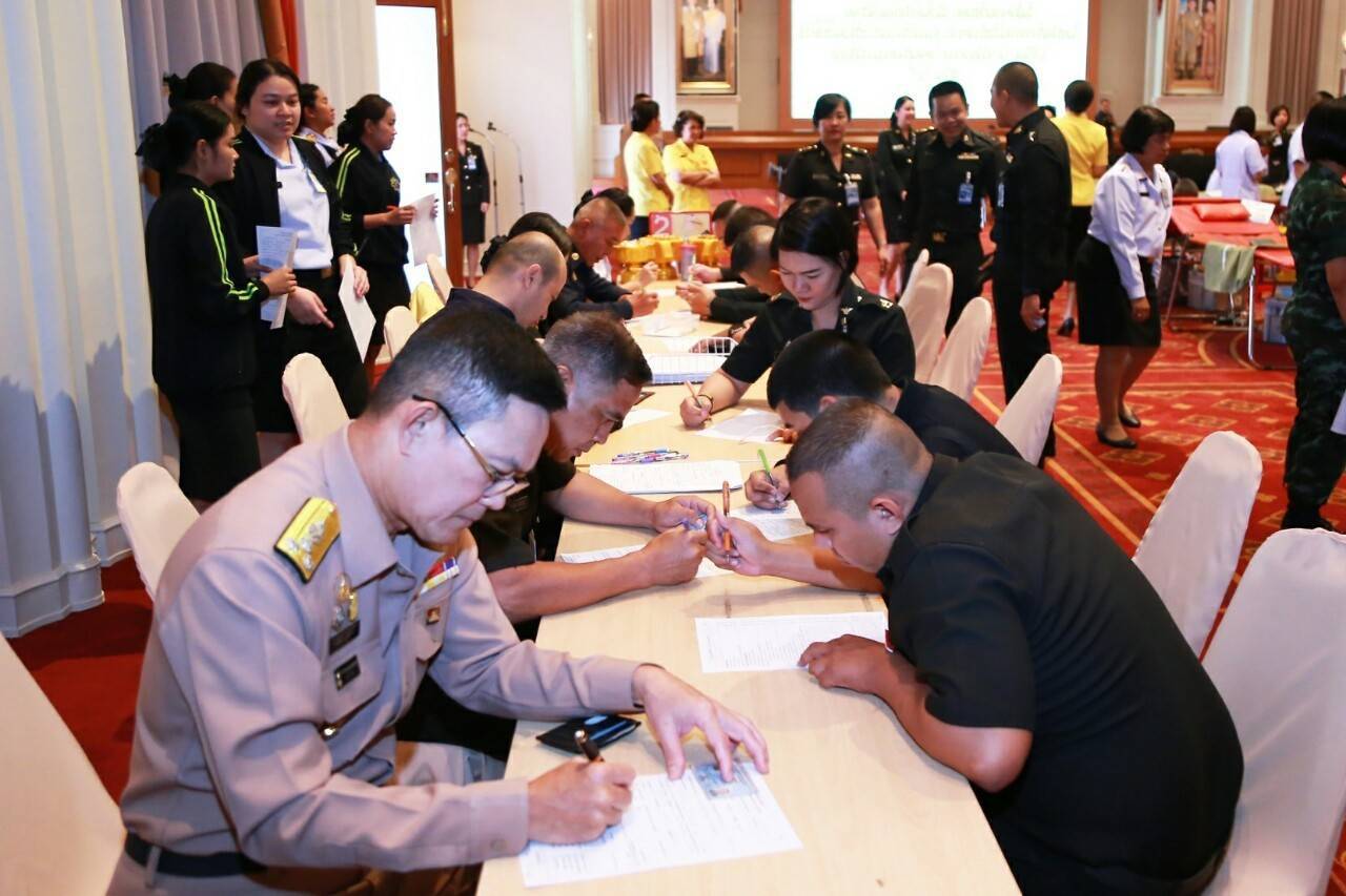 037 เมื่อวันที่ ๒๘ พฤศจิกายน ๒๕๖๒ นายกสมาคมภริยาฯ พร้อมด้วยคณะกรรมการฯ ร่วมกิจกรรมบริจาคโลหิตถวายเป็นพระราชกุศล เนื่องในวันคล้ายวันเฉลิมพระชนมพรรษา ของพระบาทสมเด็จพระบรมชนกาธิเบศร มหาภูมิพลอดุลยเดชมหาราช บรมนาถบพิตร ณ ห้องพินิตประชานาถ ในศาลาว่าการกลาโหม