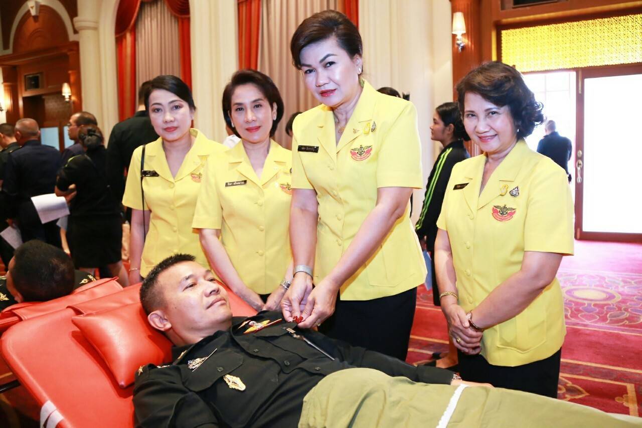 037 เมื่อวันที่ ๒๘ พฤศจิกายน ๒๕๖๒ นายกสมาคมภริยาฯ พร้อมด้วยคณะกรรมการฯ ร่วมกิจกรรมบริจาคโลหิตถวายเป็นพระราชกุศล เนื่องในวันคล้ายวันเฉลิมพระชนมพรรษา ของพระบาทสมเด็จพระบรมชนกาธิเบศร มหาภูมิพลอดุลยเดชมหาราช บรมนาถบพิตร ณ ห้องพินิตประชานาถ ในศาลาว่าการกลาโหม
