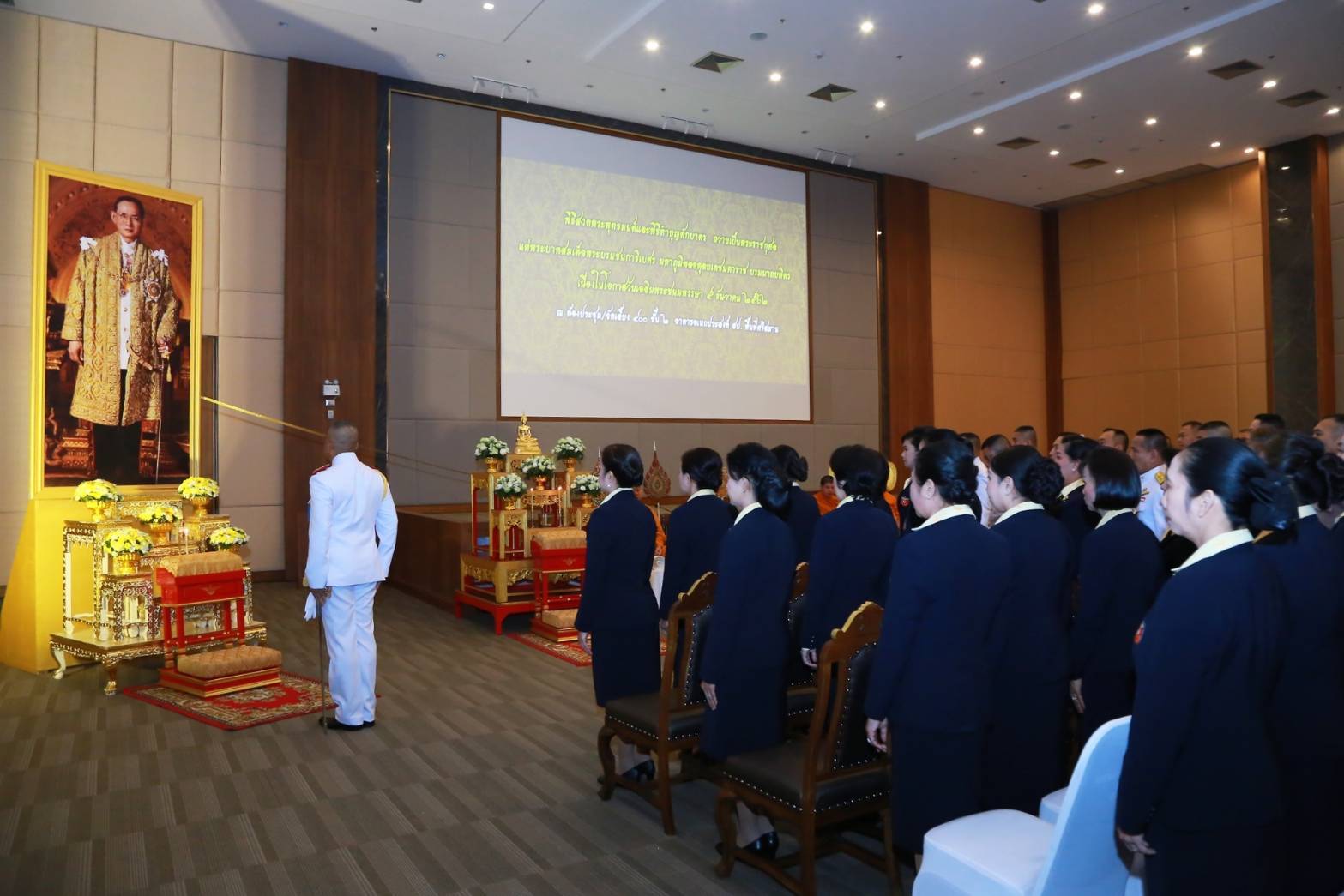 038 เมื่อวันที่ ๓ ธันวาคม ๒๕๖๒ นายกสมาคมภริยาฯ พร้อมด้วยคณะกรรมการฯ ร่วมพิธีสวดพระพุทธมนต์และพิธีทำบุญตักบาตร ถวายเป็นพระราชกุศลแด่ พระบาทสมเด็จพระบรมชนกาธิเบศ มหาภูมิพลอดุลยเดชมหาราช บรมนาถบพิตร เนื่องในวันคล้ายวันเฉลิมพระชนมพรรษา ๕ ธันวาคม ๒๕๖๒