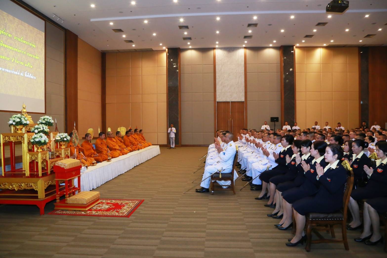 038 เมื่อวันที่ ๓ ธันวาคม ๒๕๖๒ นายกสมาคมภริยาฯ พร้อมด้วยคณะกรรมการฯ ร่วมพิธีสวดพระพุทธมนต์และพิธีทำบุญตักบาตร ถวายเป็นพระราชกุศลแด่ พระบาทสมเด็จพระบรมชนกาธิเบศ มหาภูมิพลอดุลยเดชมหาราช บรมนาถบพิตร เนื่องในวันคล้ายวันเฉลิมพระชนมพรรษา ๕ ธันวาคม ๒๕๖๒