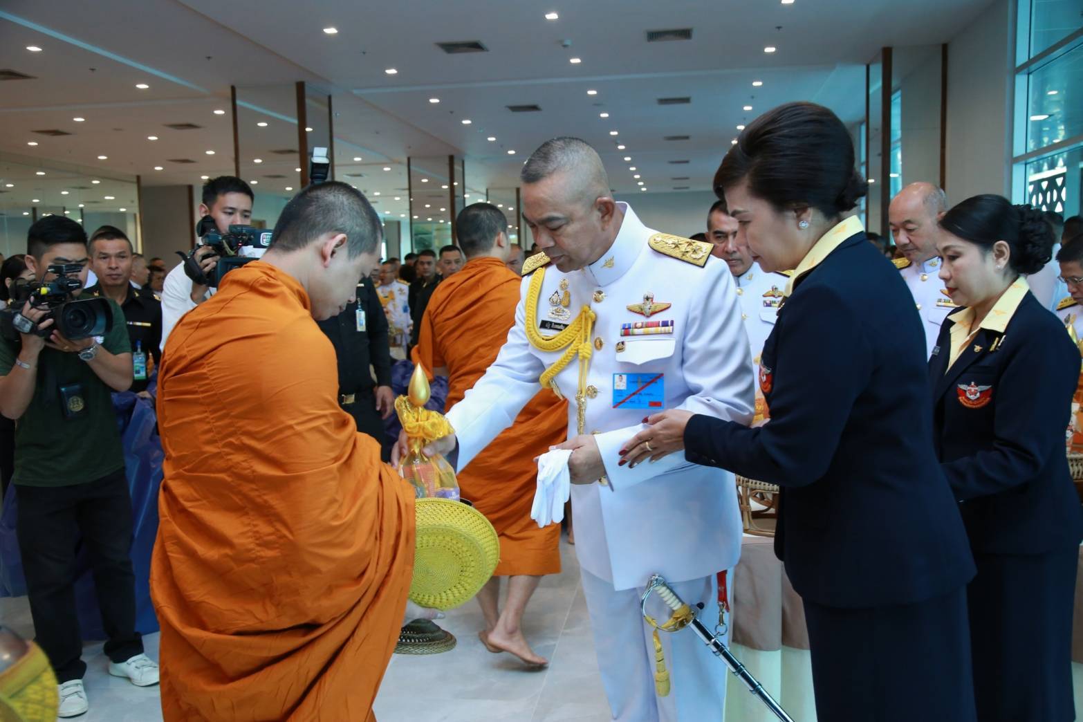 038 เมื่อวันที่ ๓ ธันวาคม ๒๕๖๒ นายกสมาคมภริยาฯ พร้อมด้วยคณะกรรมการฯ ร่วมพิธีสวดพระพุทธมนต์และพิธีทำบุญตักบาตร ถวายเป็นพระราชกุศลแด่ พระบาทสมเด็จพระบรมชนกาธิเบศ มหาภูมิพลอดุลยเดชมหาราช บรมนาถบพิตร เนื่องในวันคล้ายวันเฉลิมพระชนมพรรษา ๕ ธันวาคม ๒๕๖๒