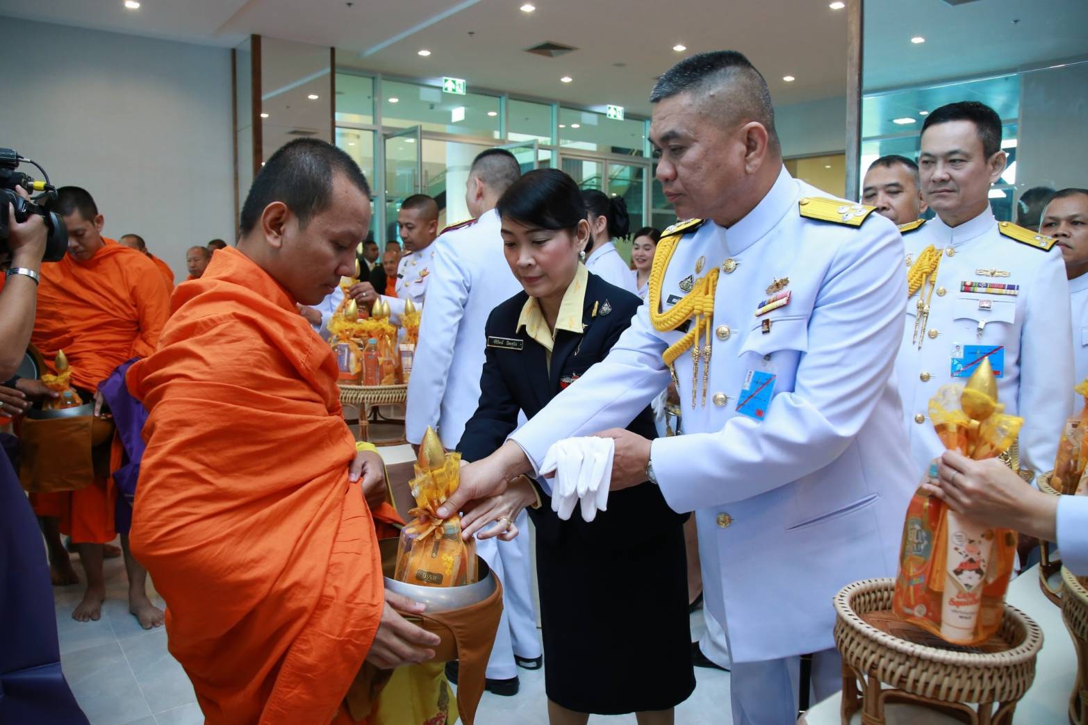 038 เมื่อวันที่ ๓ ธันวาคม ๒๕๖๒ นายกสมาคมภริยาฯ พร้อมด้วยคณะกรรมการฯ ร่วมพิธีสวดพระพุทธมนต์และพิธีทำบุญตักบาตร ถวายเป็นพระราชกุศลแด่ พระบาทสมเด็จพระบรมชนกาธิเบศ มหาภูมิพลอดุลยเดชมหาราช บรมนาถบพิตร เนื่องในวันคล้ายวันเฉลิมพระชนมพรรษา ๕ ธันวาคม ๒๕๖๒