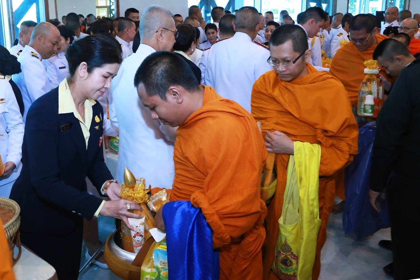 038 เมื่อวันที่ ๓ ธันวาคม ๒๕๖๒ นายกสมาคมภริยาฯ พร้อมด้วยคณะกรรมการฯ ร่วมพิธีสวดพระพุทธมนต์และพิธีทำบุญตักบาตร ถวายเป็นพระราชกุศลแด่ พระบาทสมเด็จพระบรมชนกาธิเบศ มหาภูมิพลอดุลยเดชมหาราช บรมนาถบพิตร เนื่องในวันคล้ายวันเฉลิมพระชนมพรรษา ๕ ธันวาคม ๒๕๖๒