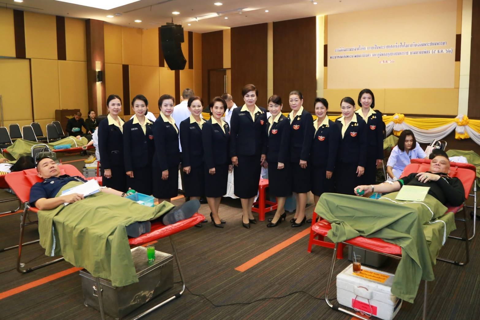 039 เมื่อวันที่ ๓ ธันวาคม ๒๕๖๒ นายกสมาคมภริยาฯ พร้อมด้วยคณะกรรมการฯ ร่วมกิจกรรมบริจาคโลหิตถวายเป็นพระราชกุศล เนื่องในวันคล้ายวันเฉลิมพระชนมพรรษา ของพระบาทสมเด็จพระบรมชนกาธิเบศร มหาภูมิพลอดุลยเดชมหาราช บรมนาถบพิตร