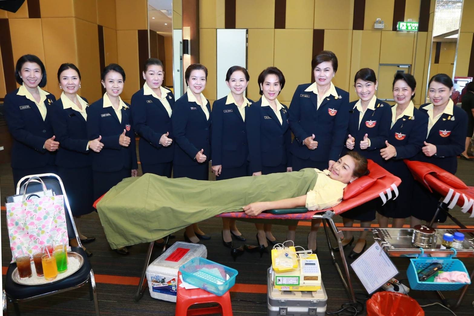 039 เมื่อวันที่ ๓ ธันวาคม ๒๕๖๒ นายกสมาคมภริยาฯ พร้อมด้วยคณะกรรมการฯ ร่วมกิจกรรมบริจาคโลหิตถวายเป็นพระราชกุศล เนื่องในวันคล้ายวันเฉลิมพระชนมพรรษา ของพระบาทสมเด็จพระบรมชนกาธิเบศร มหาภูมิพลอดุลยเดชมหาราช บรมนาถบพิตร