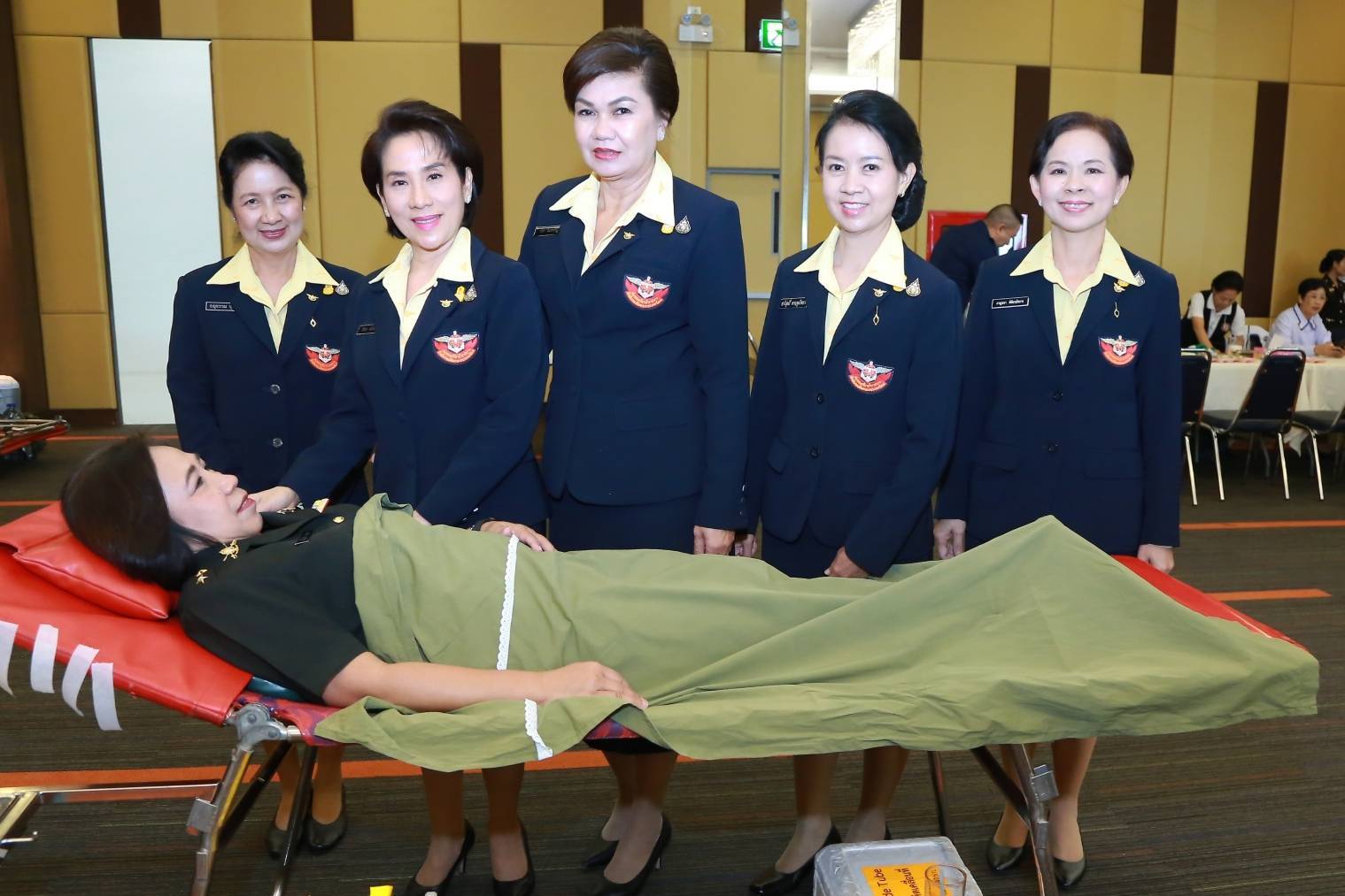 039 เมื่อวันที่ ๓ ธันวาคม ๒๕๖๒ นายกสมาคมภริยาฯ พร้อมด้วยคณะกรรมการฯ ร่วมกิจกรรมบริจาคโลหิตถวายเป็นพระราชกุศล เนื่องในวันคล้ายวันเฉลิมพระชนมพรรษา ของพระบาทสมเด็จพระบรมชนกาธิเบศร มหาภูมิพลอดุลยเดชมหาราช บรมนาถบพิตร