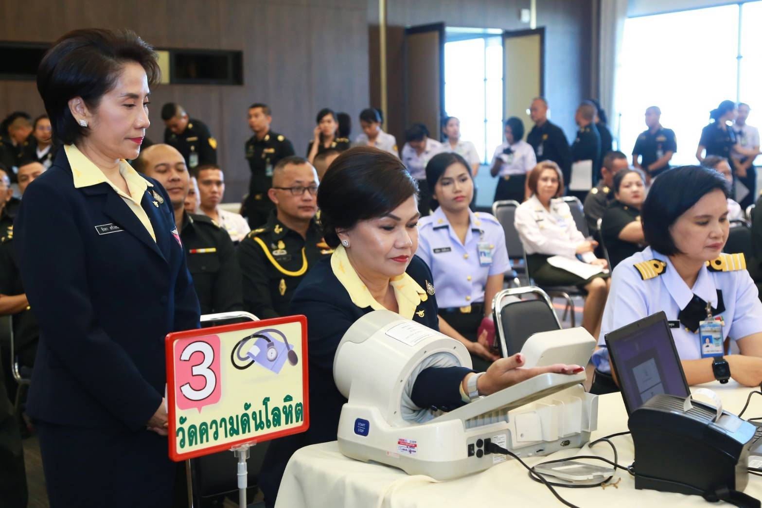 039 เมื่อวันที่ ๓ ธันวาคม ๒๕๖๒ นายกสมาคมภริยาฯ พร้อมด้วยคณะกรรมการฯ ร่วมกิจกรรมบริจาคโลหิตถวายเป็นพระราชกุศล เนื่องในวันคล้ายวันเฉลิมพระชนมพรรษา ของพระบาทสมเด็จพระบรมชนกาธิเบศร มหาภูมิพลอดุลยเดชมหาราช บรมนาถบพิตร