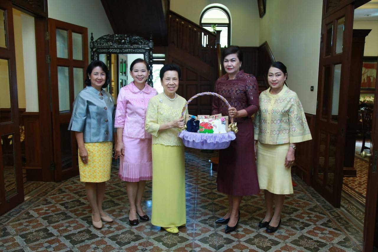 040 เมื่อวันที่ ๔ ธันวาคม ๒๕๖๒ นายกสมาคมภริยาฯ นำคณะกรรมการฯ เข้าพบ คุณหญิงวรรณา สิริวัฒนภักดี ที...