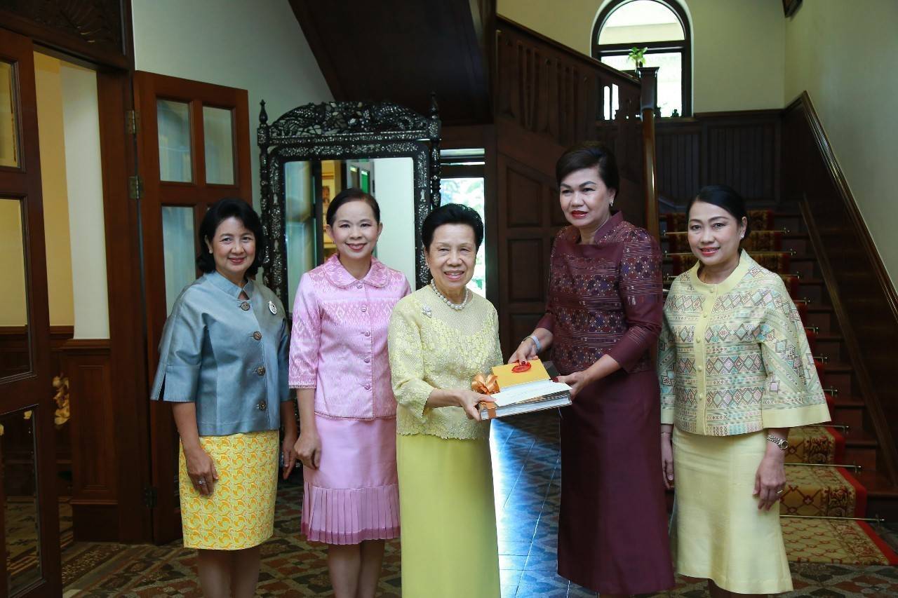 040 เมื่อวันที่ ๔ ธันวาคม ๒๕๖๒ นายกสมาคมภริยาฯ นำคณะกรรมการฯ เข้าพบ คุณหญิงวรรณา สิริวัฒนภักดี ที่ปรึกษากิตติมศักดิ์ เพื่อรับมอบเงินสำหรับเป็นทุนการศึกษาบุตรข้าราชการชั้นผู้น้อยของสำนักงานปลัดกระทรวงกลาโหมและสนับสนุนโครงการต่างๆของสมาคมฯ ณ บ้านพักย่านสุรวงศ์ กรุงเทพฯ