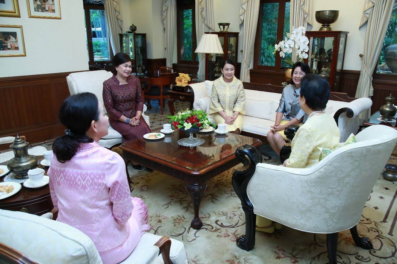 040 เมื่อวันที่ ๔ ธันวาคม ๒๕๖๒ นายกสมาคมภริยาฯ นำคณะกรรมการฯ เข้าพบ คุณหญิงวรรณา สิริวัฒนภักดี ที่ปรึกษากิตติมศักดิ์ เพื่อรับมอบเงินสำหรับเป็นทุนการศึกษาบุตรข้าราชการชั้นผู้น้อยของสำนักงานปลัดกระทรวงกลาโหมและสนับสนุนโครงการต่างๆของสมาคมฯ ณ บ้านพักย่านสุรวงศ์ กรุงเทพฯ