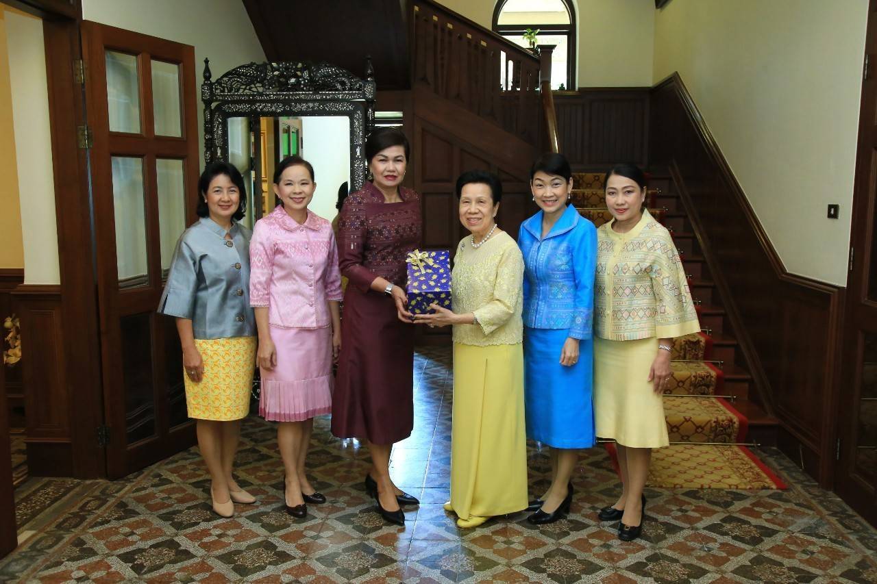 040 เมื่อวันที่ ๔ ธันวาคม ๒๕๖๒ นายกสมาคมภริยาฯ นำคณะกรรมการฯ เข้าพบ คุณหญิงวรรณา สิริวัฒนภักดี ที่ปรึกษากิตติมศักดิ์ เพื่อรับมอบเงินสำหรับเป็นทุนการศึกษาบุตรข้าราชการชั้นผู้น้อยของสำนักงานปลัดกระทรวงกลาโหมและสนับสนุนโครงการต่างๆของสมาคมฯ ณ บ้านพักย่านสุรวงศ์ กรุงเทพฯ
