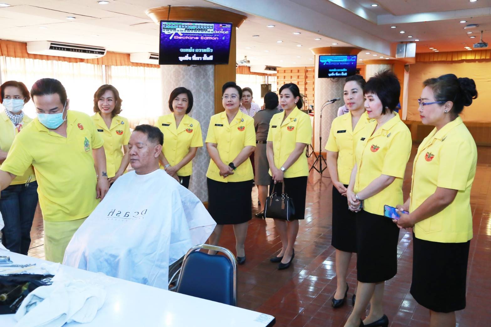 041 เมื่อวันที่ ๔ ธันวาคม ๒๕๖๒ คุณปัญจพร บุญสุข เป็นผู้แทนนายกสมาคมภริยาฯ พร้อมด้วยคณะกรรมการฯ ร่วมกิจกรรมตัดผมให้ทหารที่พักรักษาตัวอยู่ในโรงพยาบาล เนื่องในโอกาสวันพ่อแห่งชาติ ๕ ธันวามหาราช ณ โรงพยาบาลทหารผ่านศึก ถ.วิภาวดี กรุงเทพฯ