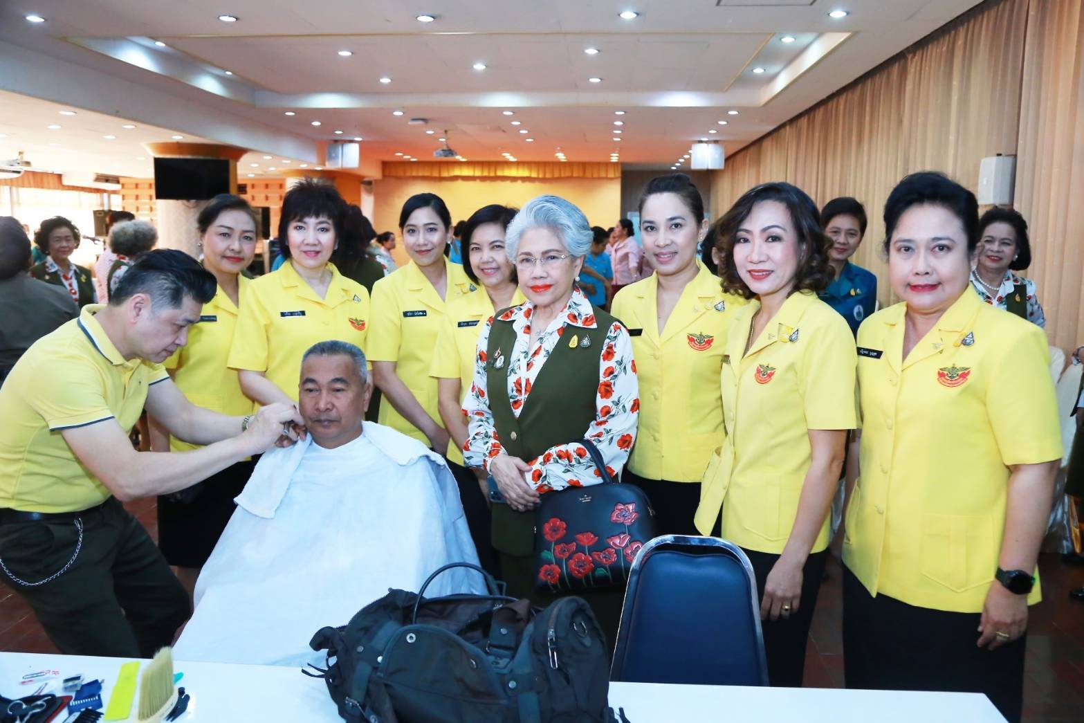 041 เมื่อวันที่ ๔ ธันวาคม ๒๕๖๒ คุณปัญจพร บุญสุข เป็นผู้แทนนายกสมาคมภริยาฯ พร้อมด้วยคณะกรรมการฯ ร่วมกิจกรรมตัดผมให้ทหารที่พักรักษาตัวอยู่ในโรงพยาบาล เนื่องในโอกาสวันพ่อแห่งชาติ ๕ ธันวามหาราช ณ โรงพยาบาลทหารผ่านศึก ถ.วิภาวดี กรุงเทพฯ