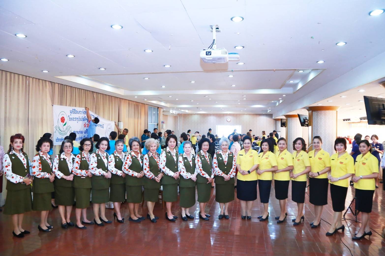 041 เมื่อวันที่ ๔ ธันวาคม ๒๕๖๒ คุณปัญจพร บุญสุข เป็นผู้แทนนายกสมาคมภริยาฯ พร้อมด้วยคณะกรรมการฯ ร่วมกิจกรรมตัดผมให้ทหารที่พักรักษาตัวอยู่ในโรงพยาบาล เนื่องในโอกาสวันพ่อแห่งชาติ ๕ ธันวามหาราช ณ โรงพยาบาลทหารผ่านศึก ถ.วิภาวดี กรุงเทพฯ