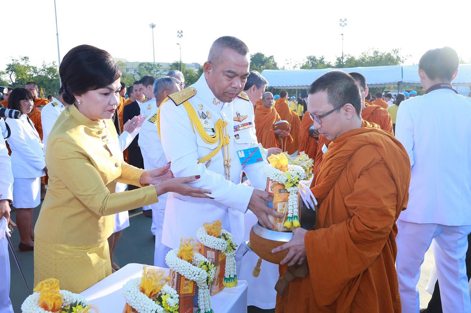 042 เมื่อวันที่ ๕ ธันวาคม ๒๕๖๒ นายกสมาคมภริยาฯ ร่วมพิธีทำบุญตักบาตร ถวายพานพุ่มดอกไม้ และถว...
