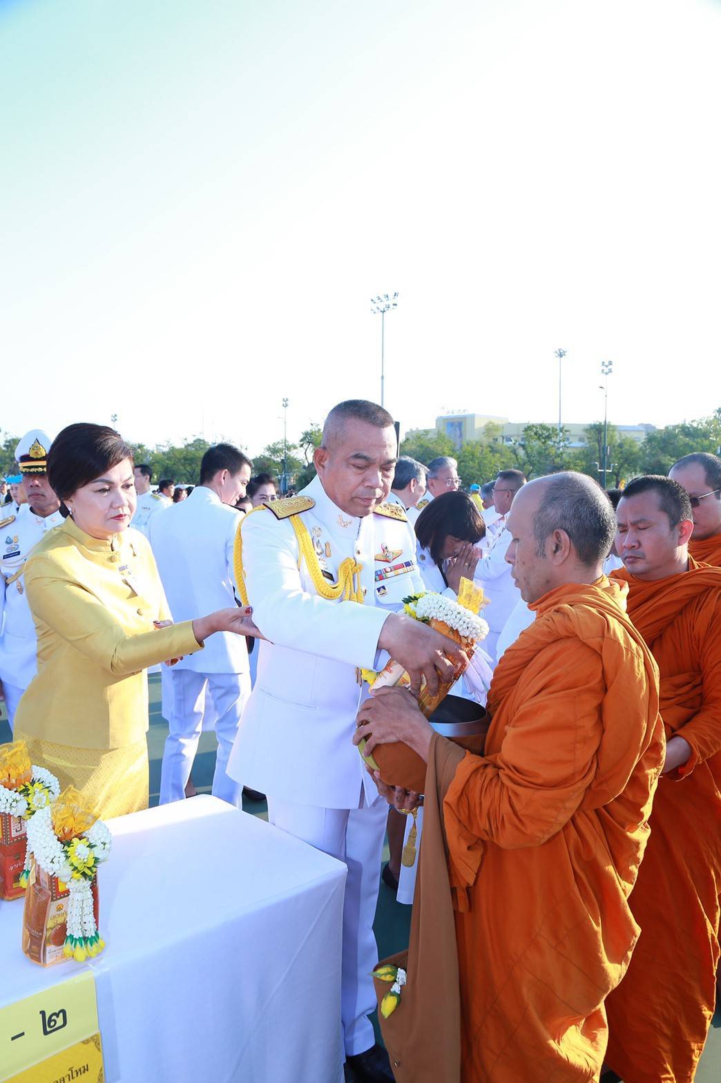 042 เมื่อวันที่ ๕ ธันวาคม ๒๕๖๒ นายกสมาคมภริยาฯ ร่วมพิธีทำบุญตักบาตร ถวายพานพุ่มดอกไม้ และถวายบังคมพระบาทสมเด็จพระชนกาธิเบศร มหาภูมิพลอดุลยเดชมหาราช บรมนาถบพิตร เนื่องในโอกาสวันคล้ายวันเฉลิมพระชนมพรรษา วันชาติ และวันพ่อแห่งชาติ ณ มณฑลพิธีท้องสนามหลวง