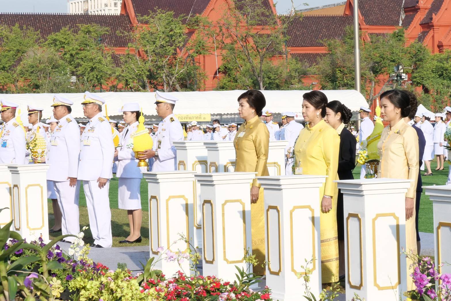 042 เมื่อวันที่ ๕ ธันวาคม ๒๕๖๒ นายกสมาคมภริยาฯ ร่วมพิธีทำบุญตักบาตร ถวายพานพุ่มดอกไม้ และถวายบังคมพระบาทสมเด็จพระชนกาธิเบศร มหาภูมิพลอดุลยเดชมหาราช บรมนาถบพิตร เนื่องในโอกาสวันคล้ายวันเฉลิมพระชนมพรรษา วันชาติ และวันพ่อแห่งชาติ ณ มณฑลพิธีท้องสนามหลวง