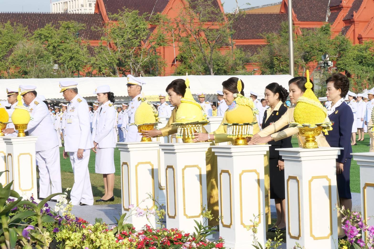 042 เมื่อวันที่ ๕ ธันวาคม ๒๕๖๒ นายกสมาคมภริยาฯ ร่วมพิธีทำบุญตักบาตร ถวายพานพุ่มดอกไม้ และถวายบังคมพระบาทสมเด็จพระชนกาธิเบศร มหาภูมิพลอดุลยเดชมหาราช บรมนาถบพิตร เนื่องในโอกาสวันคล้ายวันเฉลิมพระชนมพรรษา วันชาติ และวันพ่อแห่งชาติ ณ มณฑลพิธีท้องสนามหลวง