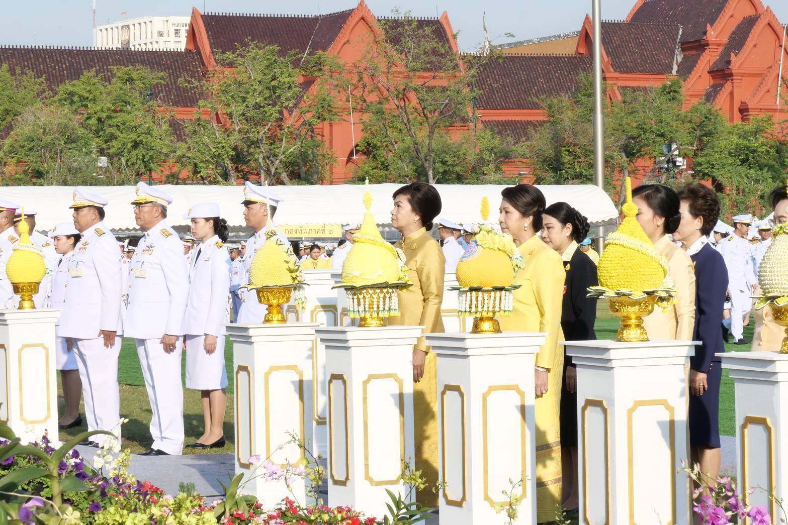 042 เมื่อวันที่ ๕ ธันวาคม ๒๕๖๒ นายกสมาคมภริยาฯ ร่วมพิธีทำบุญตักบาตร ถวายพานพุ่มดอกไม้ และถวายบังคมพระบาทสมเด็จพระชนกาธิเบศร มหาภูมิพลอดุลยเดชมหาราช บรมนาถบพิตร เนื่องในโอกาสวันคล้ายวันเฉลิมพระชนมพรรษา วันชาติ และวันพ่อแห่งชาติ ณ มณฑลพิธีท้องสนามหลวง