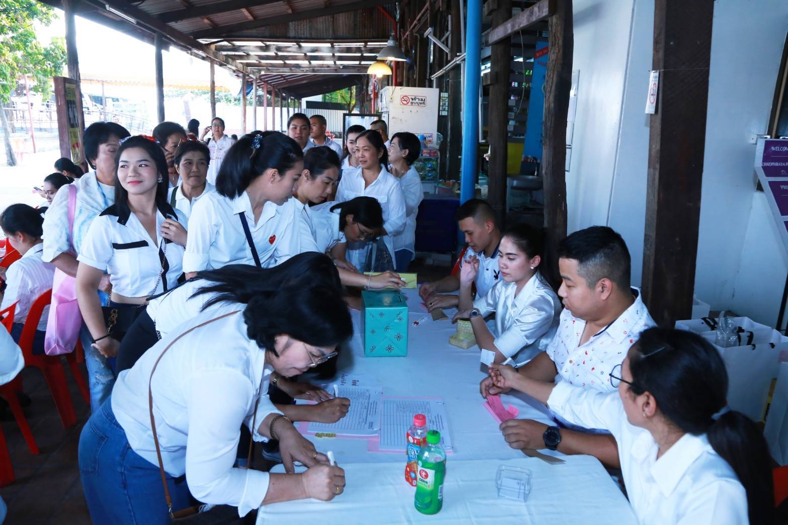 047 เมื่อวันที่ ๒๕ ธันวาคม ๒๕๖๒ นายกสมาคมภริยาฯ เป็นประธานจัดงานเลี้ยง ล่องเรือสำราญ รับประทานอาหารค่ำให้แก่คณะกรรมการสมาคมฯ และข้าราชการสำนักงานปลัดกระทรวงกลาโหม ณ เรือสำราญ เจ้าพระยาปริ้นเซส ๖