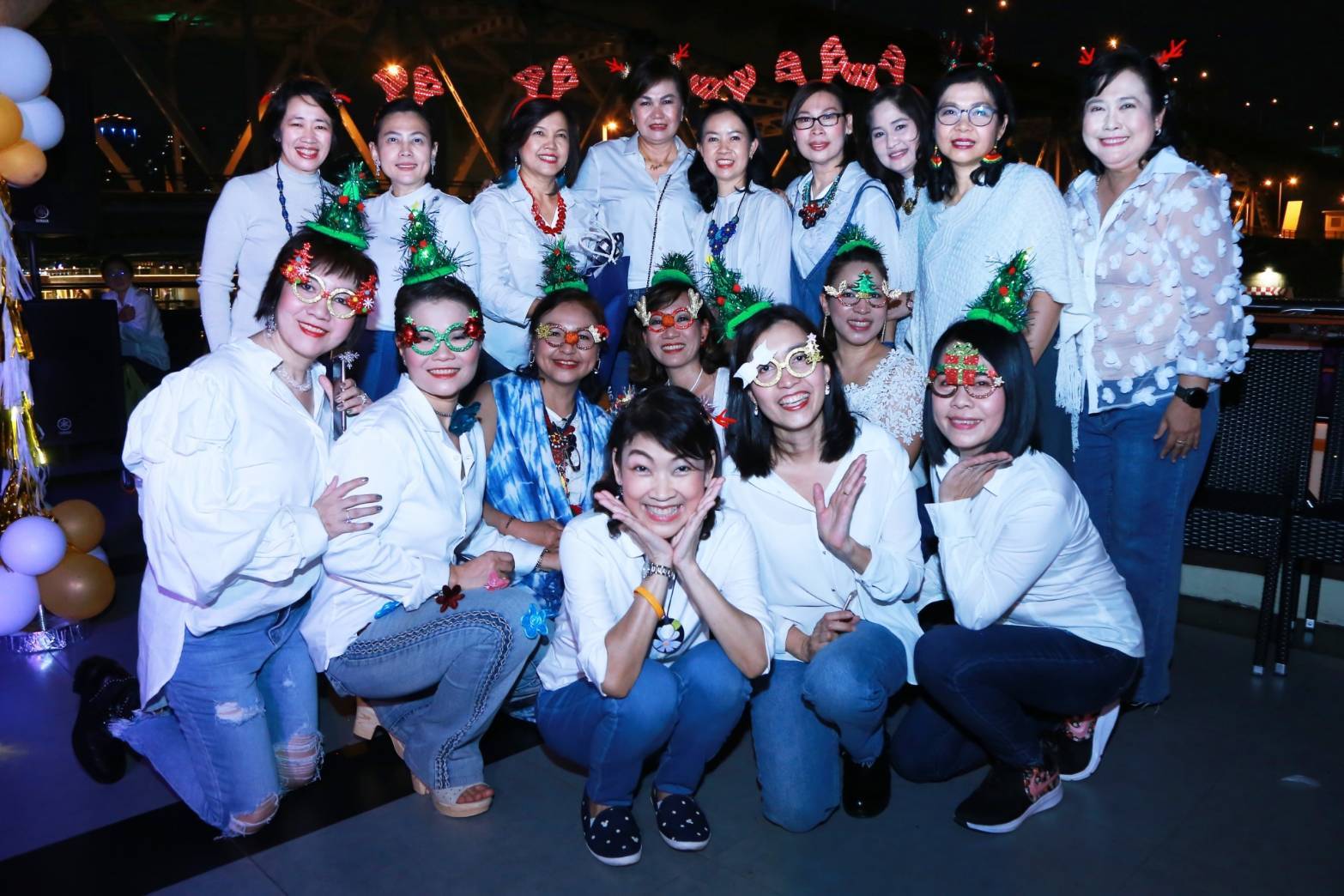 047 เมื่อวันที่ ๒๕ ธันวาคม ๒๕๖๒ นายกสมาคมภริยาฯ เป็นประธานจัดงานเลี้ยง ล่องเรือสำราญ รับประทานอาหารค่ำให้แก่คณะกรรมการสมาคมฯ และข้าราชการสำนักงานปลัดกระทรวงกลาโหม ณ เรือสำราญ เจ้าพระยาปริ้นเซส ๖